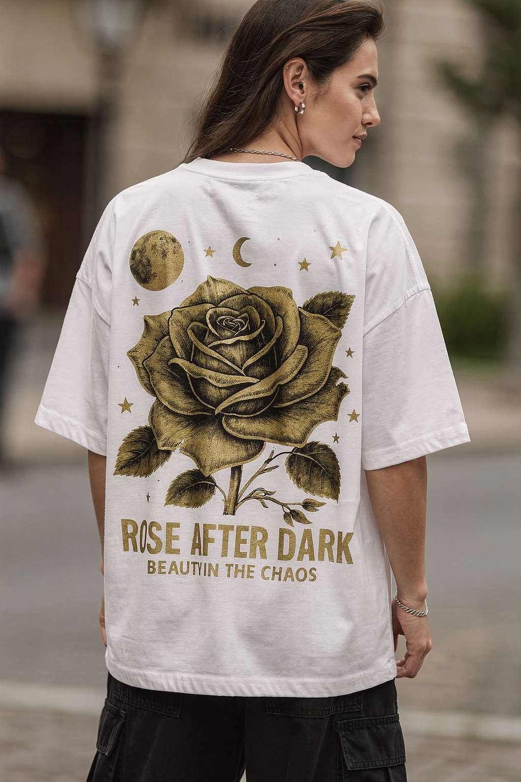 Unisex Oversize Dark Feminine Baskılı Tişört with Vintage Rose and Moon Design — Beyaz