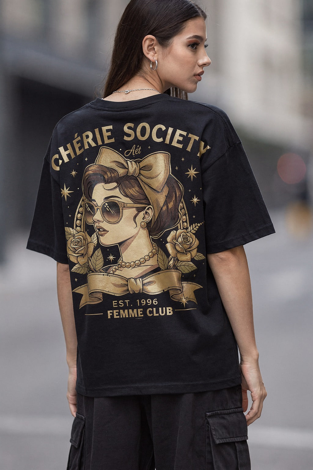 Kadın Baskılı Oversize Tişört CHÉRIE SOCIETY Retro Güneş Gözlüğü ve Çiçek Deseni ile — Siyah