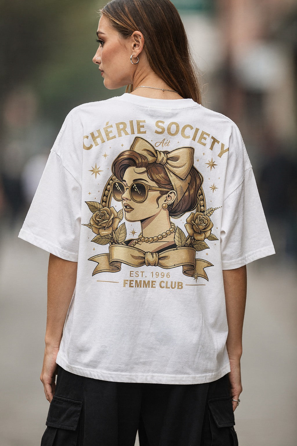 Kadın Baskılı Oversize Tişört CHÉRIE SOCIETY Retro Güneş Gözlüğü ve Çiçek Deseni ile — Beyaz
