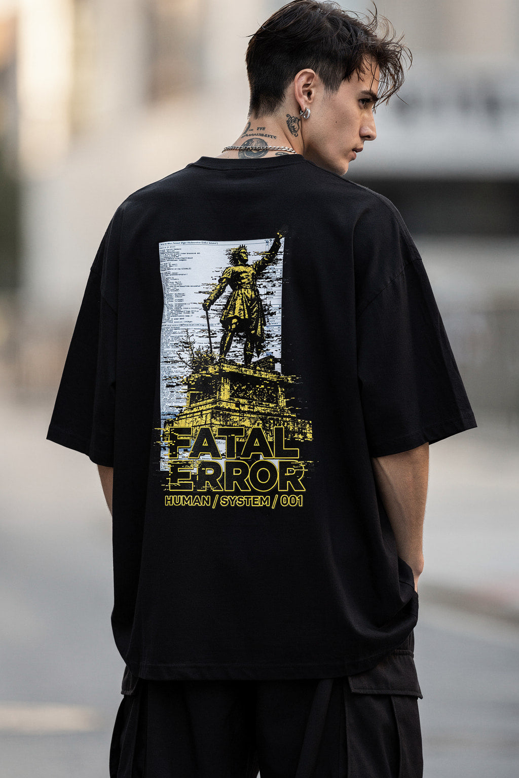 Unisex Oversize Bisiklet Yaka Tişört FATAL ERROR Roma Heykeli Grafik Baskı — Siyah