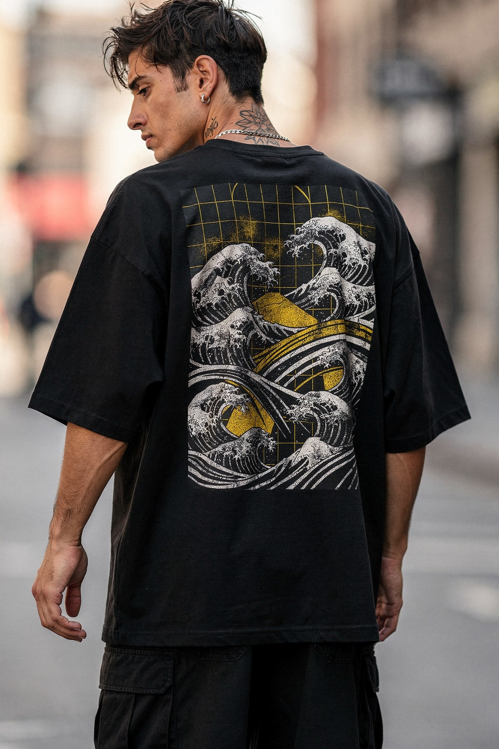 Unisex Oversize Tişört Japon Dalga ve Geometrik Grid Tasarımıyla — Siyah