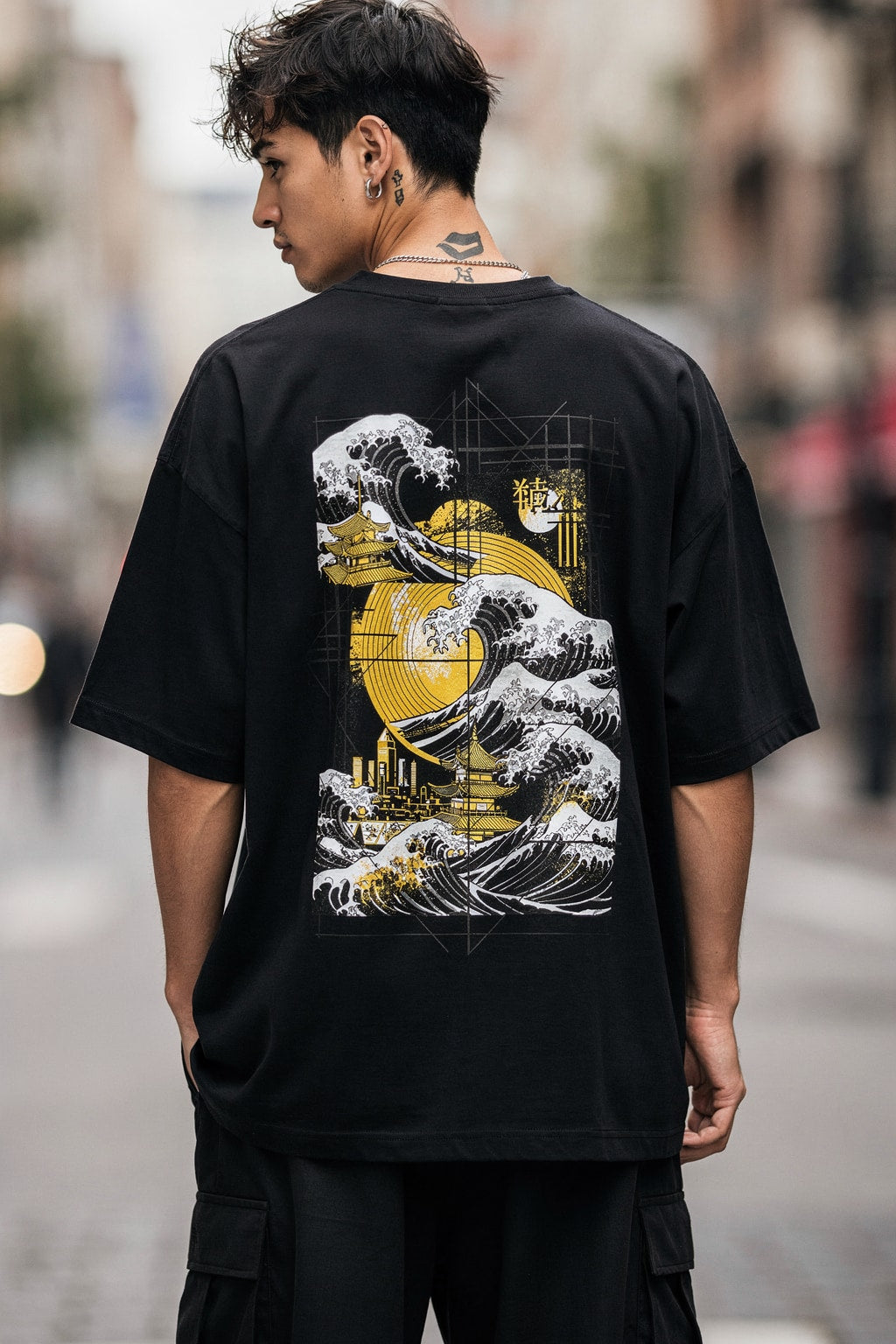 Unisex Oversize Japon Dalga Motifi ve Geometrik Grid Baskılı Tişört — Siyah