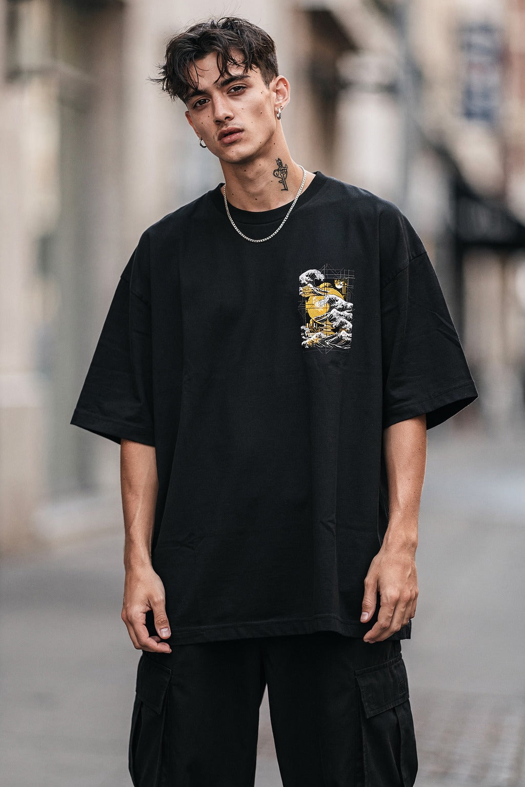 Unisex Oversize Japon Dalga Motifi ve Geometrik Grid Baskılı Tişört — Siyah