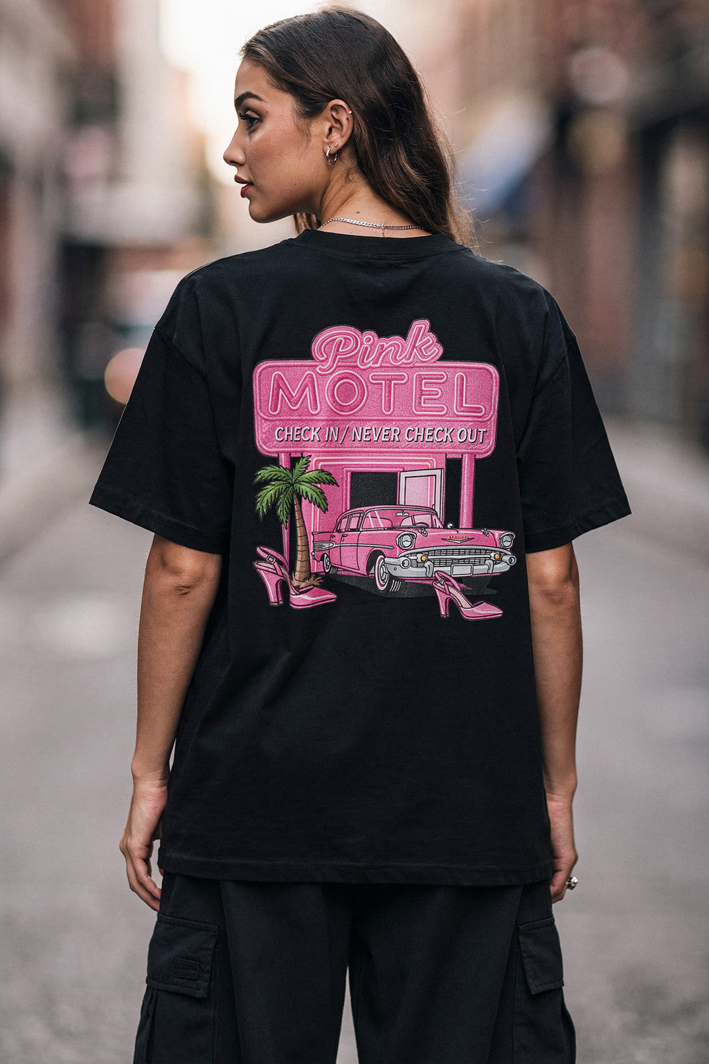 Kadın PINK MOTEL Retro Pembe Motel Tabelası Baskılı Oversize Tişört — Siyah