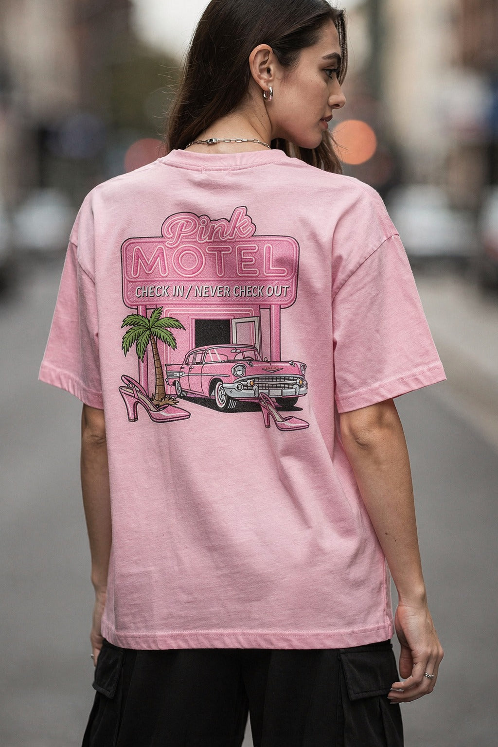 Kadın PINK MOTEL Retro Pembe Motel Tabelası Baskılı Oversize Tişört — Pembe