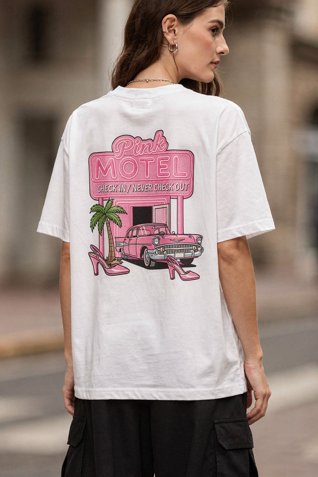 Kadın PINK MOTEL Retro Pembe Motel Tabelası Baskılı Oversize Tişört — Beyaz