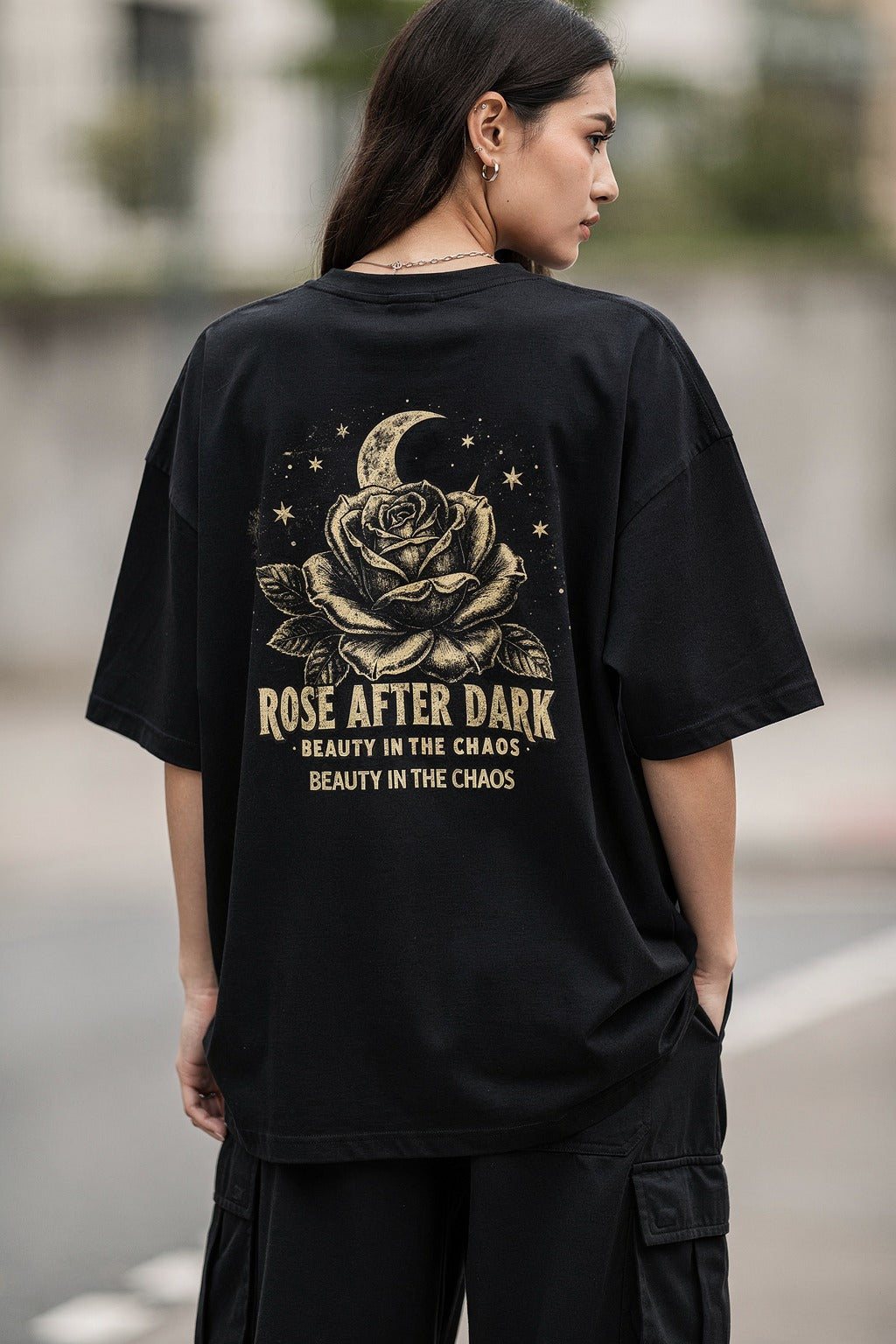 Unisex Oversize Bisiklet Yaka Tişört Dark Feminine Gül Baskılı — Siyah