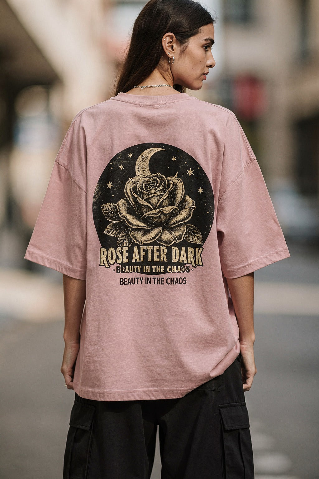 Unisex Oversize Bisiklet Yaka Tişört Dark Feminine Gül Baskılı — Pembe