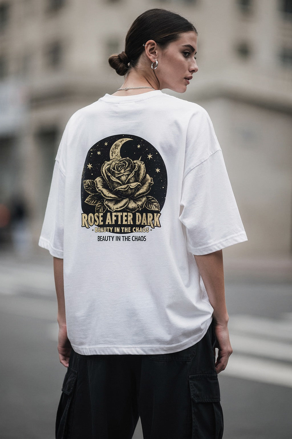 Unisex Oversize Bisiklet Yaka Tişört Dark Feminine Gül Baskılı — Beyaz