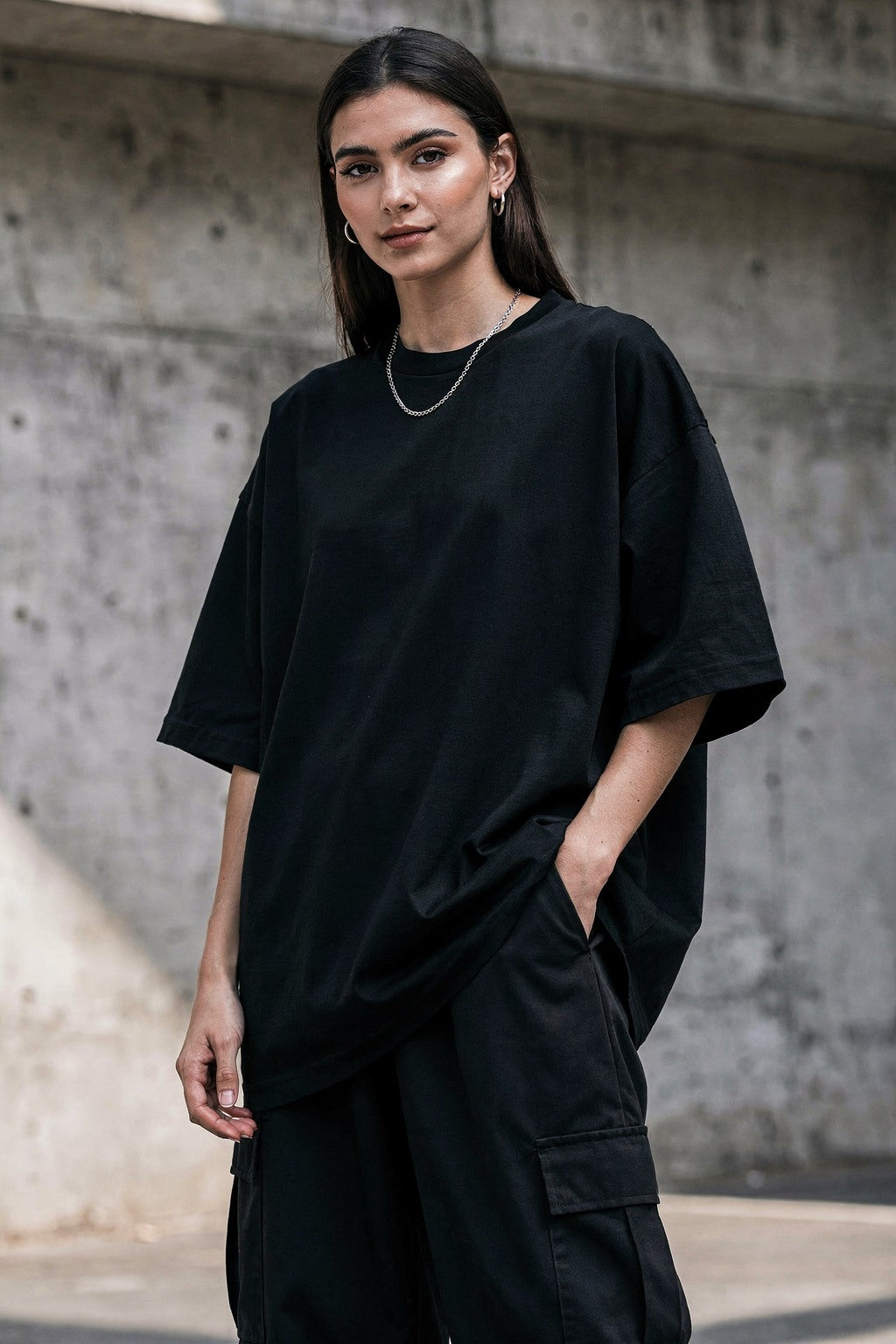 Unisex Oversize Bisiklet Yaka Tişört Dark Feminine Gül Baskılı — Siyah