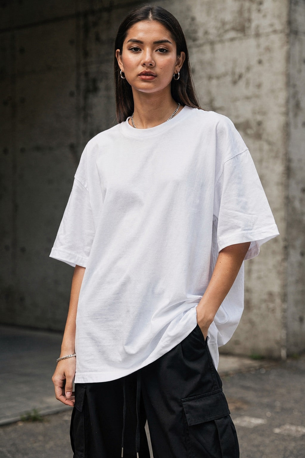 Unisex Oversize Bisiklet Yaka Tişört Dark Feminine Gül Baskılı — Beyaz