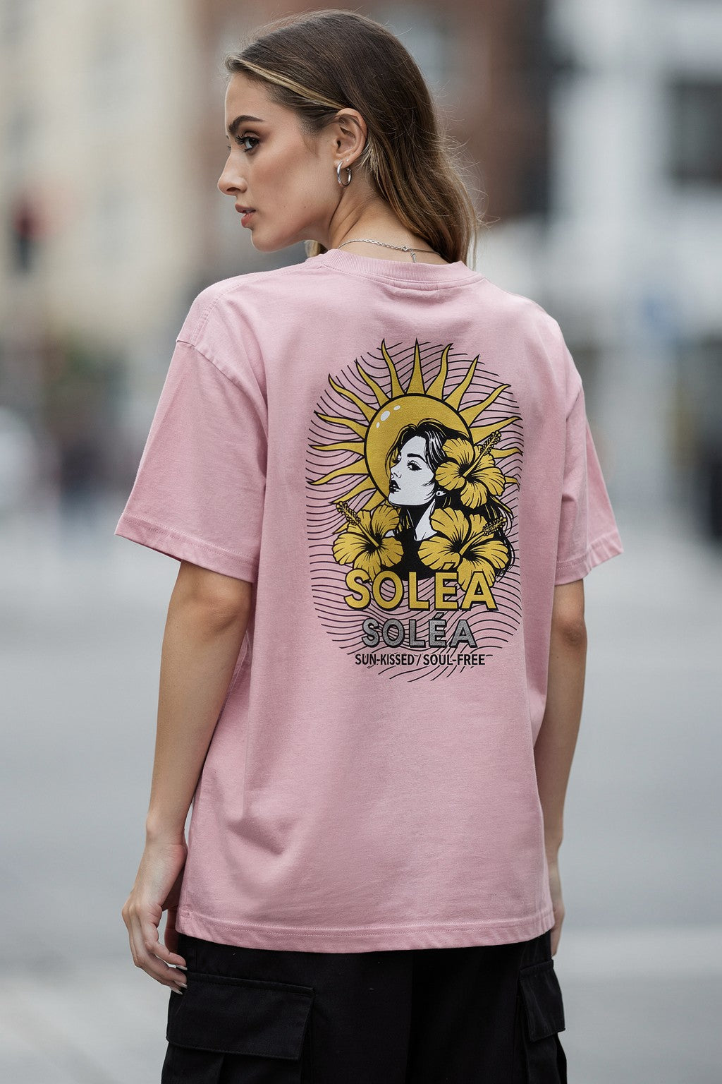 Kadın Oversize Baskılı Tişört SOLÉA Sun-Kissed Woman Günışığı Tasarımı — Pembe
