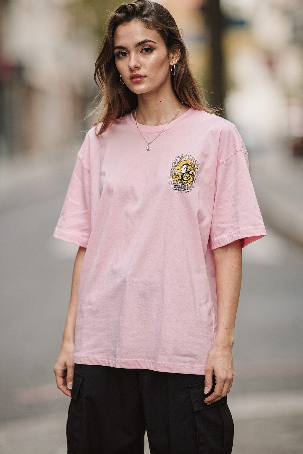 Kadın Oversize Baskılı Tişört SOLÉA Sun-Kissed Woman Günışığı Tasarımı — Pembe