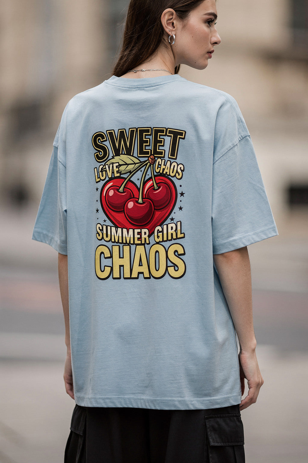 Kadın Oversize Baskılı Tişört SWEET CHAOS Büyük Cherry ve Yazı Tasarımı — Bebe mavisi