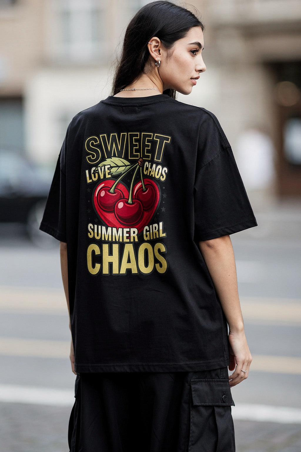 Kadın Oversize Baskılı Tişört SWEET CHAOS Büyük Cherry ve Yazı Tasarımı — Siyah