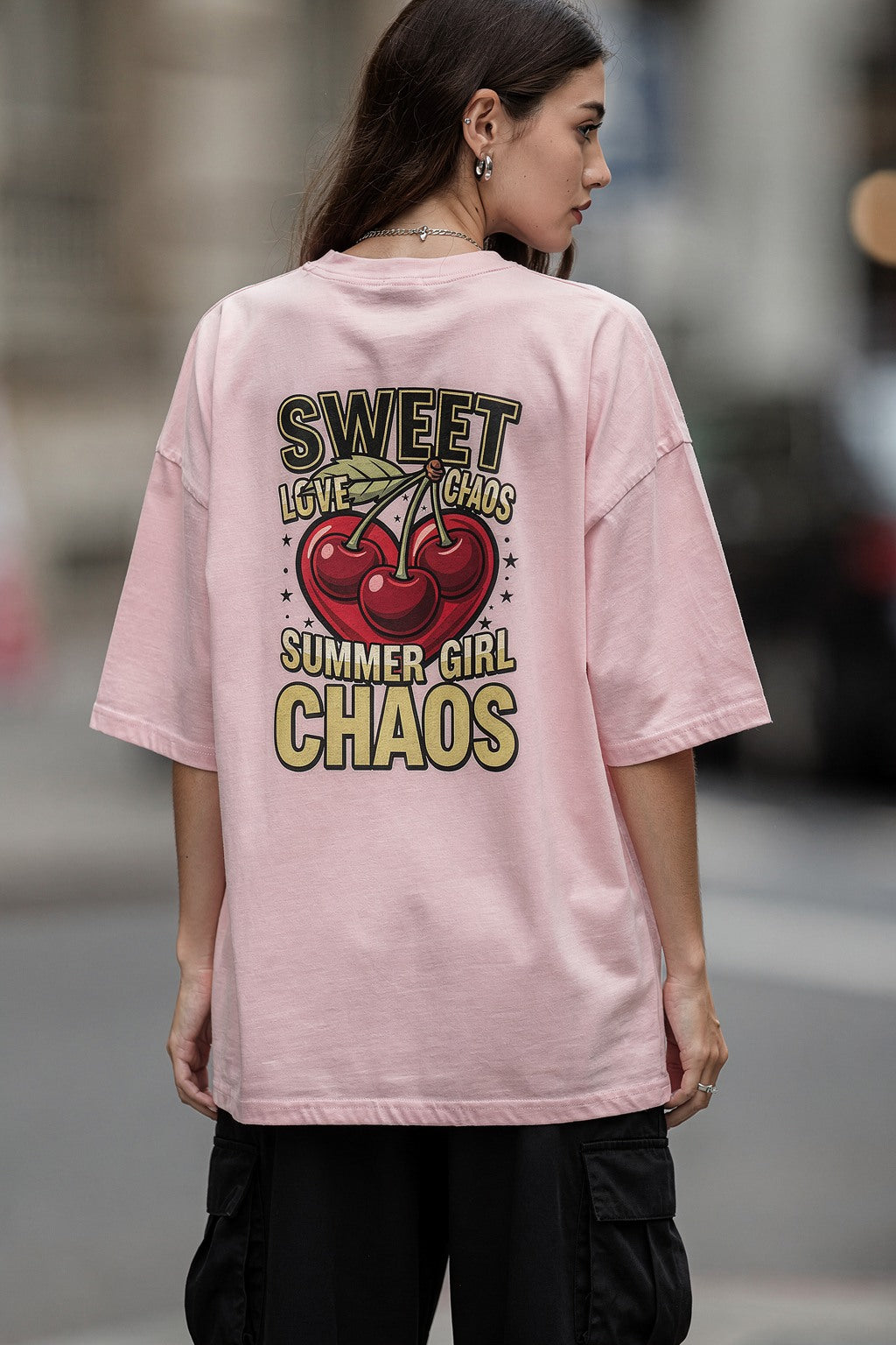 Kadın Oversize Baskılı Tişört SWEET CHAOS Büyük Cherry ve Yazı Tasarımı — Pembe