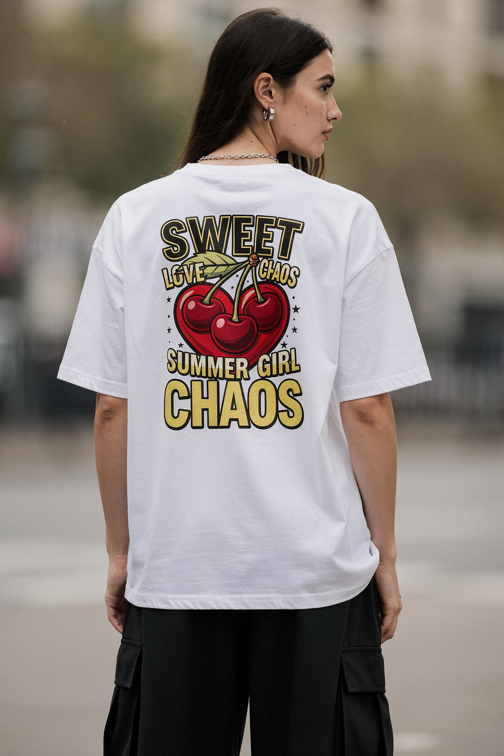 Kadın Oversize Baskılı Tişört SWEET CHAOS Büyük Cherry ve Yazı Tasarımı — Beyaz